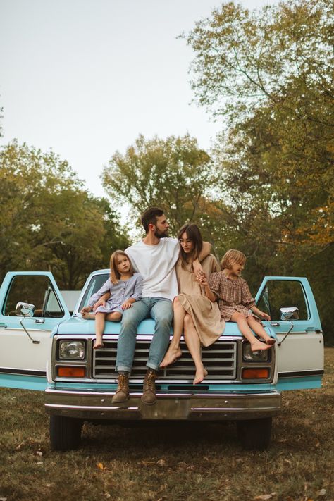 Presets Family Pictures With Truck, Family Pictures With Classic Car, Truck Family Photoshoot, Family Truck Photoshoot, Old Truck Photoshoot, Truck Family Photos, Vintage Truck Photoshoot, Jeep Photoshoot, Family Truck