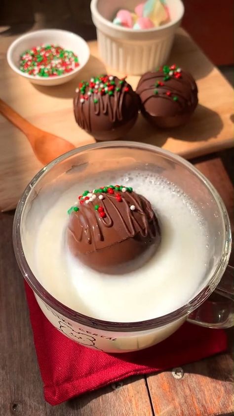 Food Ideas At Home, Christmas Aesthetic Food, Hot Cocoa Balls, Food Cravings Healthy, Strawberry Shortcake Food, Movie Night Snack Board, Aesthetic Movie Night, Hot Chocolate Aesthetic, Cocoa Balls