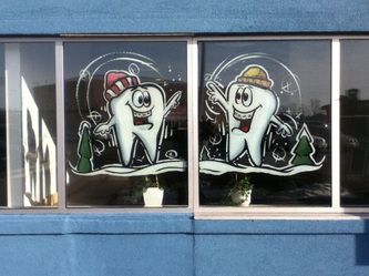 Winter teeth window painting Painted Window Art, Christmas Window Painting, Window Mural, Decoration Vitrine, Christmas Window Display, Winter Window, Christmas Window Decorations, Painting Snow, Holiday Painting