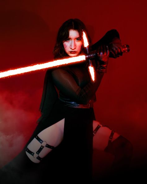 Sith Lord Woman Costume, Kylo Ren Cosplay Female, Female Kylo Ren Costume, Sith Aesthetic Clothes, Kylo Ren Costume Women, Kylo Ren Makeup, Female Kylo Ren, Female Sith Cosplay, Sith Woman