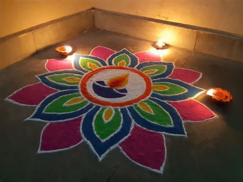 Simple Diwali Rangoli Ideas Small, દિવાળી ની રંગોળી, Small Rangoli Design Flower, Rangoli Mor Design, Simple Rangilo Design Latest, Diwali Rongali Design Simple, Flower Design Rangoli Diwali, Rangoli Designs Laxmi Puja, Rangoli Designs Latest Boder