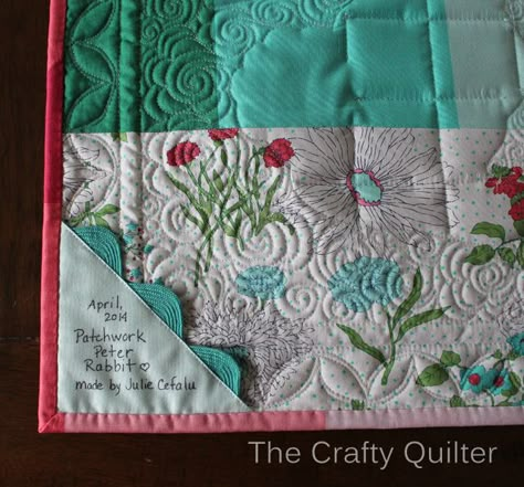 Sweet little way to sign your quilt back Labels For Quilts, Quilt Label Ideas, Quilting Labels, Backing A Quilt, Quilting Digest, Quilting Quotes, Quilt Backs, Quilt Borders, Quilt Backing