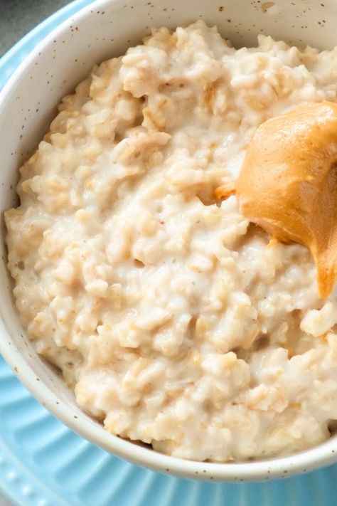 Easy Honey Oatmeal with Peanut Butter Oatmeal With Peanut Butter, Basic Oatmeal Recipe, Recipe With Peanut Butter, Microwave Oatmeal, Oatmeal Toppings, Peanut Butter Roll, Peanut Recipes, Oatmeal Recipe, Peanut Butter Oatmeal