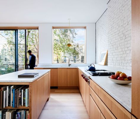 An Architect Breathes New Life Into a Brooklyn Row House Hus Inspiration, Row House, Terrace House, Küchen Design, Minimalist Decor, Kitchen Lighting, Home Decor Kitchen, Interior Design Kitchen, 인테리어 디자인