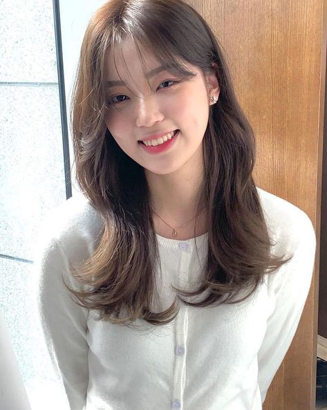 Korean Bangs And Layers, Air Bangs Long Hair, Korean Hair Layers Medium, Korean Bangs For Oval Face, Korean Mid Length Hair With Bangs, Korean Long Layered Haircut With Bangs, Curtain Bangs Korean Hair, Long Layered Haircuts With Bangs Fringes, Mid Hair Length Styles Layers