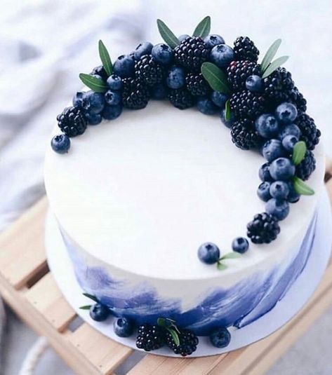 Cake With Blueberries, Tårta Design, Beautiful Cake Designs, Beautiful Birthday Cakes, Läcker Mat, Blueberry Cake, Pretty Birthday Cakes, Fancy Cakes, Mini Desserts