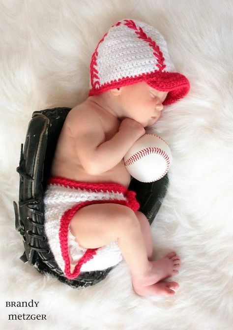 Newborn Red and White Baseball Set by faithbabyboutique on Etsy, $20.00 Baby Baseball, Crochet Costumes, Crochet Diaper Cover, Baby Kostüm, Newborn Baby Hats, Baseball Baby, Baby Props, Baseball Outfit, Crochet Bebe