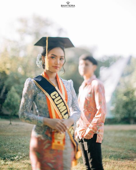 Moodboard Graduation Photo, Graduation Couple Poses, Foto Wisuda Couple, Couple Graduation Photoshoot, Wisuda Photography, Foto Graduation, Moodboard Couple, Wisuda Photoshoot, Wisuda Couple