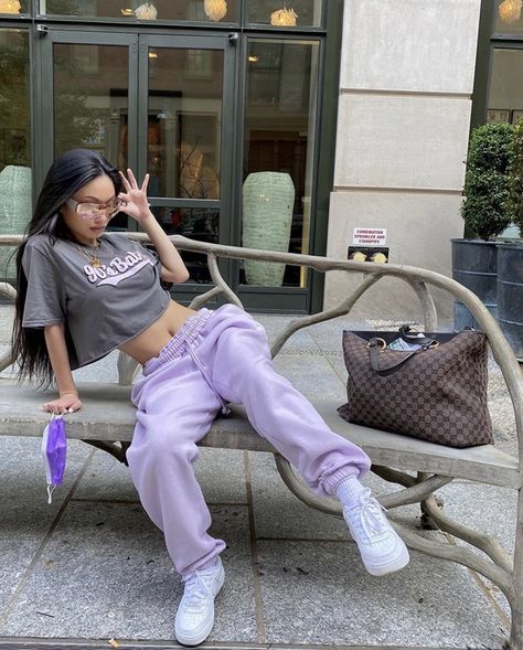 grey or gray boxy crop top paired with purple sweats or sweatpants, white long socks and nike air force 1s and accessories and sunglasses #accessories #necklace #gold #sunglasses #sweatpants #cropped #chill #lazy #streetwear Purple Sweatpants Outfit, Cute Purple Outfits, Jenny Lin, Purple Sweatpants, Vestiti Edgy, Streetwear Girl, Mode Instagram, Purple Hearts, Purple Outfits