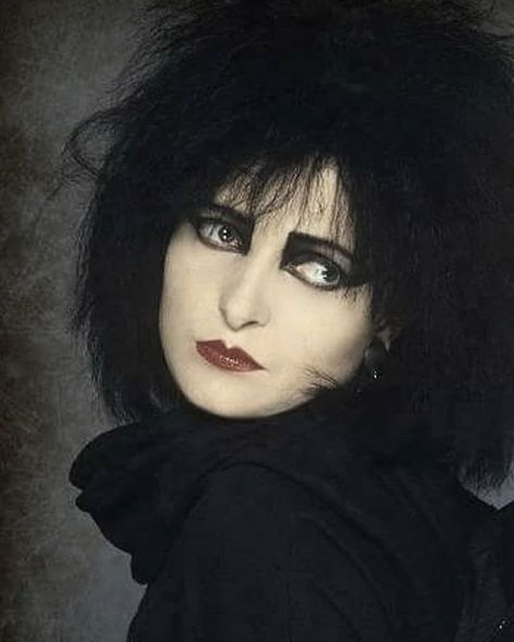 Siouxsie Sioux - I love Siouxsie so much 💘 Trad Goth Makeup, Makeup Zombie, Traditional Goth, Siouxsie And The Banshees, 80s Goth, 80s Makeup, Siouxsie Sioux, Drag Make-up, Goth Bands