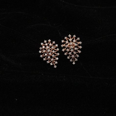 UNIQUE DESIGNS OF EARRING Diamond Ear Rings, Real Diamond Earrings, Diamond Tops, Mom Earrings, Gold Earrings Models, Diamond Earrings Design, Pretty Jewelry Necklaces, Art Jewelry Design, Diamond Pendant Sets