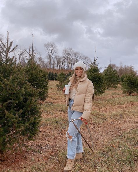 Christmas Tree Picking Outfit, Christmas Tree Farm Outfit Ideas, Christmas Tree Farm Outfits, Winter Farm Outfit, Puff Coat Outfit, Tree Farm Outfit Ideas, Tree Farm Aesthetic, Christmas Tree Farm Aesthetic, Christmas Tree Farm Outfit