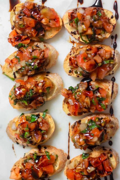 Crostini With Tomatoes, Brushetta Appetizers, Best Bruschetta Recipe, Bruchetta Appetizers, Best Bruschetta, Bruschetta Recept, Bruschetta Recipes, Easy Bruschetta Recipe, Homemade Bruschetta