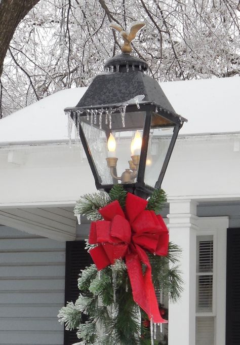 Christmas lamp post Christmas Light Pole, Post Christmas Decor, Christmas Lantern Ideas, Christmas Lights On House Exterior, Christmas Lamp Post, Outdoor Christmas Decorations Lights, Christmas Lights On House, House Exterior Ideas, Christmas Lights Background