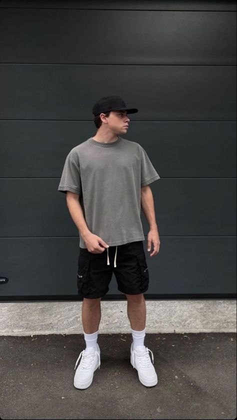 Oversized Shirt And Shorts Outfit Men, Oversized Gym Outfit Men, Black Gym Shorts Outfit, Black Shorts Outfit Men Streetwear, Black Cap Outfit Men, Mens Baggy Outfit, Guys Shorts Outfit, Vans Outfit Men Street Styles, Black Cap Outfit