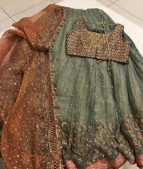 Color combo! 😍 Fancy Frocks For Kids, Frocks For Kids, Latest Bridal Lehenga, Pakistani Formal Dresses, Indian Outfits Lehenga, Fancy Frocks, Bridal Dresses Pakistan, Pakistani Wedding Outfits, Pakistani Fancy Dresses