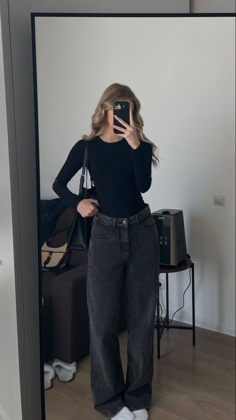 February Going Out Outfit, Outfits For University Winter, All Black Outfits For Women Work, Exam Day Outfit, Dark Colored Outfits, Basic Outfits Minimalist Wardrobe, Salon Fits, Study Outfits, Hairstylist Outfits