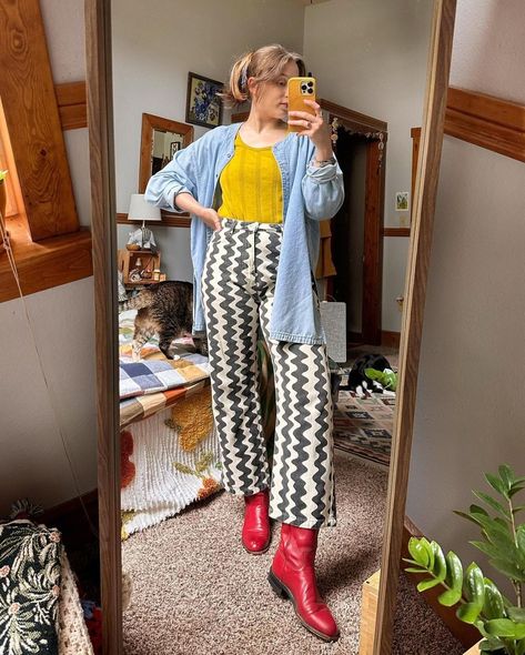 Caitlin B. ☻ (@thrift_bee) • Instagram photos and videos Patterned Outfits Aesthetic, Thrift Shopping Outfit, Artsy Girl Style, Quirky Fashion Aesthetic, Eclectic Outfits For Women, Art Teacher Style, Indie Wardrobe, Art Student Outfit, Cute Summer Looks