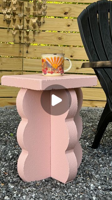 Brick Table Diy, Paver Side Table Diy, Diy Outdoor Patio Furniture, Side Patio Decorating Ideas, Diy Outside Table Small, Boho Side Table Diy, Diy Cement Side Table, Scallop Side Table, Diy Outdoor Patio Decor