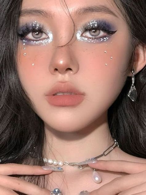 glitter eyeshadow look: midnight blue eyes with silver glitter Moon Goddess Makeup Look, Douyin Siren Makeup, Siren Inspired Makeup, Douyin Makeup Sparkle, Douyin Mermaid Makeup, Douyin Glam Makeup, Mermaid Makeup Ideas, Little Mermaid Makeup Looks, Bling Makeup Looks