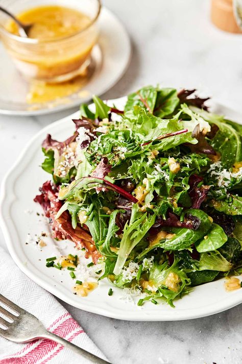 This Fresh Mixed Greens Side Salad is so easy to make but tastes anything but basic! Simply toss your favorite leafy mixed greens with a bright & punchy red wine vinaigrette – a palette-cleansing combo inspired by the classic French bistro salad. The result is a perfect light & fresh side salad for pasta, steak, salmon, & so much more! #mixedgreenssalad #mixedgreensrecipe #sidesalad #sidesaladrecipes #saladrecipes #sidedishes #bistrofood #easyhealthyrecipes French Bistro Salad Recipes, Side Salad For Pasta, Wine Vinegar Salad Dressing, Red Wine Vinegar Salad, Mixed Green Salads, French Bistro Salad, Red Wine Vinegar Salad Dressing, Mixed Greens Recipe, Bistro Salad