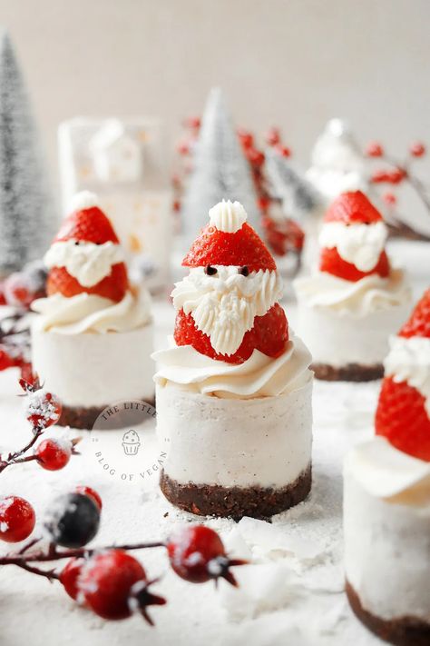 No-Bake Mini Santa Cheesecakes - The Little Blog Of Vegan Christmas Cheesecake Decoration, Individual Christmas Desserts, Strawberry Santa, Christmas Cheesecake Recipes, Holiday Cheesecake, Shot Glass Desserts, Mini Strawberry Cheesecake, Perfect Christmas Dessert, Individual Cheesecakes