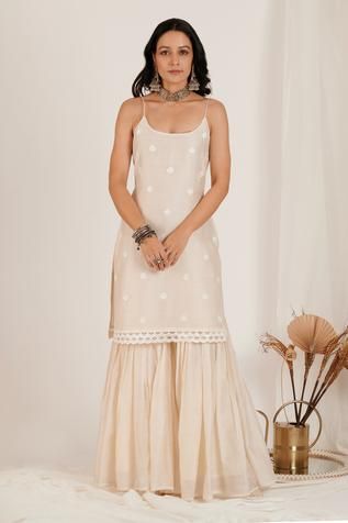 Noodle Strap Suit Indian, White Sharara Designs, Sharara Sleeveless, Strap Suits Indian, Desi Fusion Outfits, Noodle Strap Kurta, Sleeveless Sharara, Sharara Ideas, Haldi Suit