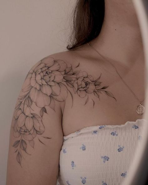 Women Tattoos Flowers, Floral Shoulder Piece Tattoo, Cherry Blossom Shoulder Tattoo For Women, Hydrangea Shoulder Tattoo, Dahlia Tattoo Shoulder, Shoulder Blade Flower Tattoo, Western Shoulder Tattoos For Women, Peony Shoulder Cap Tattoo, Peony Tattoo Shoulder