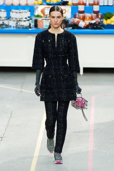 Chanel F/W 2014 Chanel Fall 2014, Chanel 2014, Punk Street Style, 2015 Fashion Trends, London Fashion Weeks, Fall Attire, French Fashion Designers, Couture Mode, Estilo Chic