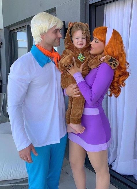 Family Costumes Scooby Doo, Scooby Family Halloween Costumes, Halloween Family Custom Ideas, Family Halloween Costumes For 3 And Dog, Scooby Family Costume, Baby Scooby Doo Costume, Costume Ideas For Family Of 3 Halloween, Scooby Doo Family Costumes Halloween, Fantasia Halloween Familia