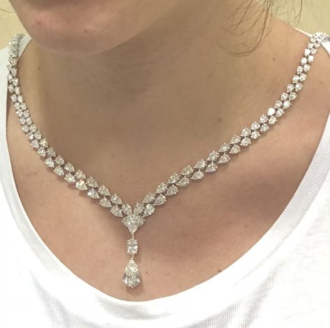 Classy Diamond Necklace, Necklace Design Ideas, Modern Diamond Jewelry, Edgy Necklace, Statement Jewelry Necklace, Arabic Necklace, Real Diamond Necklace, Neck Pieces Jewelry, Diamond Jewelry Set