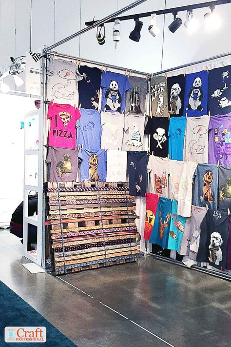 9 photos of craft show displays that make effective use of good lighting. T Shirt Booth, Tshirt Vendor Booth Display Ideas, Tshirt Display Ideas Retail, Art Show Display, Art Display Panels, Craft Fair Booth, Vendor Booth Display, Display Lighting, Vendor Displays