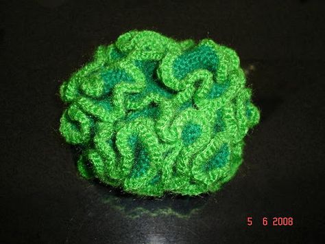 brain coral - free pattern Crochet Hyperbolic, Crochet Aquarium, Fish Items, Amigurumi Techniques, Crochet Coral Reef, Crochet Ocean, Hyperbolic Crochet, Crochet Coral, Crochet Succulent