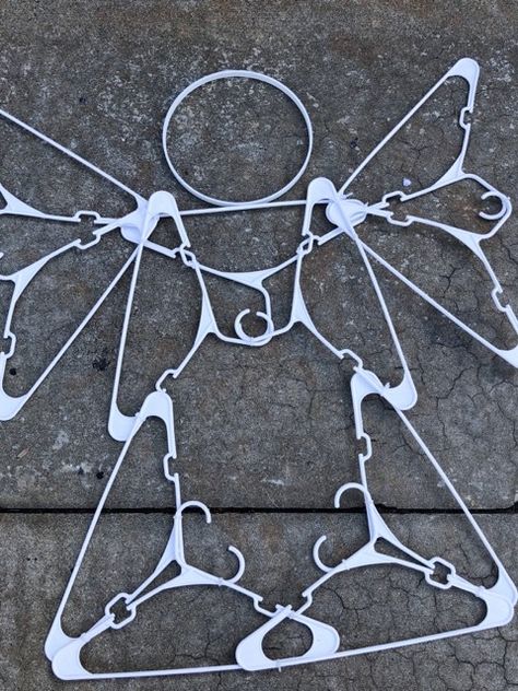 DIY Plastic Hanger Angel - The Shabby Tree Plastic Hangar Art, Hangar Snowflakes Diy, Plastic Coat Hanger Angels, Plastic Coat Hanger Christmas Tree, Angel Made From Plastic Hangers, Crafts With Plastic Hangers, Plastic Hanger Crafts Christmas, Diy Clothes Hanger Ideas, Clothes Hanger Snowflakes