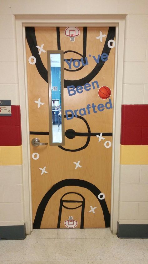 For a basketball themed classroom! Basketball Classroom, Sports Nursery Decor, School Sports Theme, Ideas Decoracion Salon, Sports Classroom, Sports Theme Classroom, Basketball Decorations, Ideas Decoracion, Basketball Theme