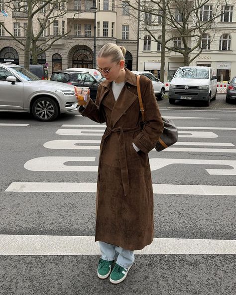 Kristin K. (@tini_leah) • Instagram photos and videos Trenchcoat Fashion, Trench Coat Outfit Fall, Trench Outfit, Suede Trench Coat, Trench Coat Outfit, Trench Coat Style, Suede Coat, Fall Fits, Coat Outfits