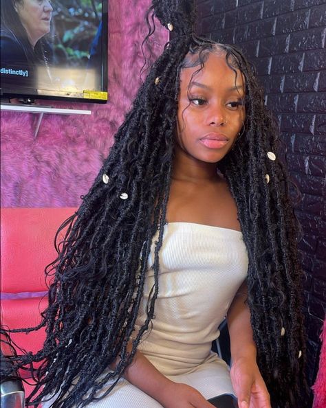 Faux Locs With Shells, Butterfly Locs With Curls At The End, Boho Locs Black Women Color, Bohemian Butterfly Locs, Birthday Hairstyles Locs, Boho Soft Locs Black Women, Boho Soft Locs, Bohemian Soft Locs, Boho Locs Black Women