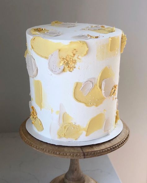 Yellow Aesthetic Party Decorations, Yellow Gender Reveal Cake, Yellow Bday Cake, Ray Of Sunshine Cake, Yellow And Gold Cake, Lizzy Cake, Sunshine Cake Ideas, Yellow Cake Decoration, Pastel Yellow Cake