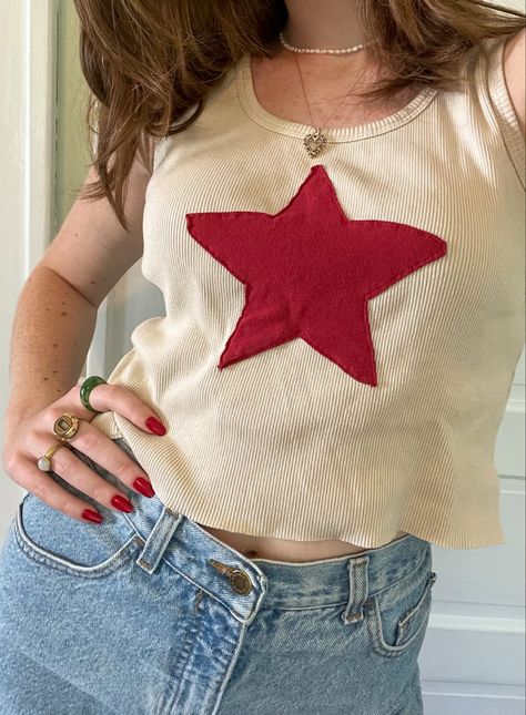 Beads On Clothes Ideas, Homemade Clothes Ideas, Handsewn Clothes, Diy Patchwork Shirt, Patchwork Shirt Diy, Patchwork Tshirt, Sewn Clothes, Homemade Shirts, Star Tank Top