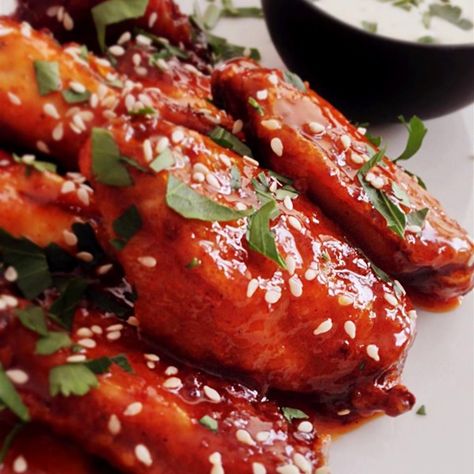 Crispy Honey Sriracha Chicken Wings | "Love love love this recipe. One complaint, it is addicting." Honey Siracha, Honey Sriracha Chicken Wings, Honey Garlic Wings, Sriracha Chicken Wings, Sriracha Wings, Chef John Recipes, Honey Sriracha Chicken, Sriracha Chicken, Low Carb Meal