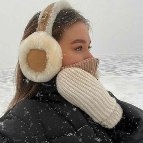 Woman wearing chestnut ear muffs in the snow, young woman wearing warm clothing in the snow, snow attire Looks Adidas, 00s Mode, Cold Girl, Pullovers Outfit, Winter Outfits Aesthetic, Skandinavian Fashion, Winter Inspo, Warm Leggings, Ear Muffs