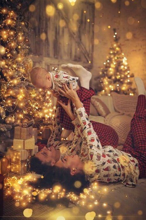 Looking for the best Christmas photoshoot ideas for families? Check this post for the 60+ amazing Christmas family photo ideas and Christmas picture outfit ideas for family to copy directly Family 1st Christmas Photos, Christmas Family Of 3 Photos, Diy Family Christmas Photos At Home, New Year Photoshoot Ideas Baby Photos, Baby New Years Photoshoot, New Year Family Photo Ideas, Family Of 3 Christmas Pictures, Christmas Family Photoshoot Ideas, Family Christmas Onesies