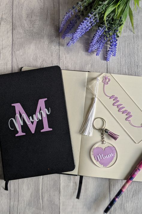 Vynil Ideas, Personalised Notebooks, Tooth Fairy Bag, Cricut Help, Day Journal, Cricut Projects Beginner, Diy Crafts Paper Flowers, Bookmark Gifts, Bullet Journal Lettering Ideas