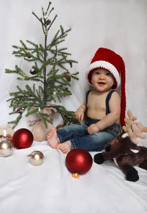 Christmas Photoshoot 9 Month Old, Baby Christmas Photos 9 Months, Baby Christmas Photoshoot Ideas At Home, Christmas Themed Cake Smash, Christmas Pictures One Year Old, Christmas Themed Baby Photoshoot, Christmas Baby Photoshoot 1 Year, Christmas One Year Old Photoshoot, Baby And Toddler Christmas Photos