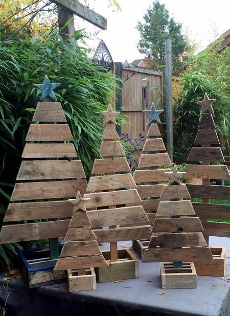 Christmas Pallet Projects, Julkransar Diy, Christmas Pallet, Koti Diy, Pallet Christmas Tree, Wooden Christmas Decorations, Pallet Christmas, Christmas Decorations Diy Outdoor, Wood Christmas Tree