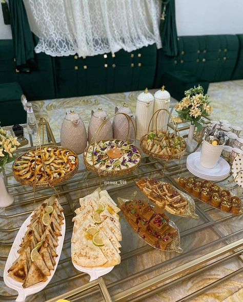 Engagement Party Food, Arab Lifestyle, Engagement Party Recipes, Nikkah Ideas, Open Buffet, Camping Kitchen, Dinner Party Table, Fancy Dress Design, Party Food Appetizers