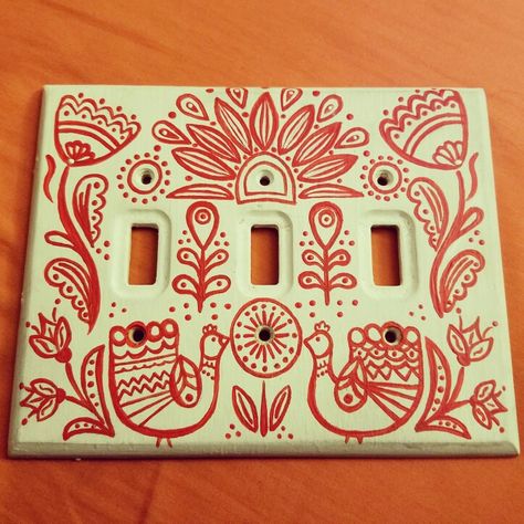 Diy Jewelry Mirror, Painted Light Switch, Designs To Paint, Light Switch Covers Diy, Plate Designs, Mexican Home Decor, Wooden Light, Sharpie Art, Scandinavian Folk Art