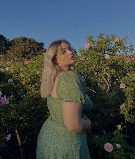 Aesthetic Plus Size Poses, Midsize Aesthetic Photography, Plus Size Blonde Aesthetic, Plus Size Poses Photography, Cottage Core Midsize, Chubby Girl Posing Ideas, Plus Size Summer Aesthetic, Curvy Girl Posing Ideas, Brynne Rosetta