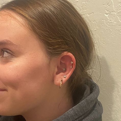 Piercing Simple, Sorry Mom, Simple Aesthetic, Cartilage Piercing, Diamond Earrings, Piercings, Pearl Earrings, At Home, I Want