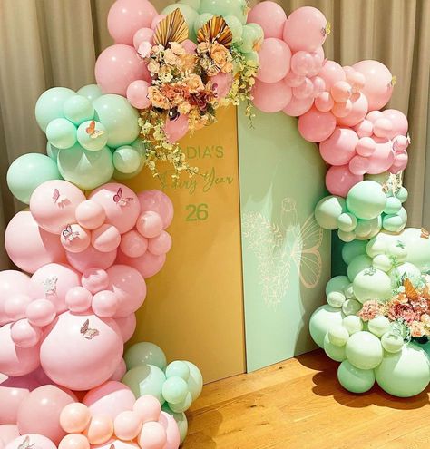 Shower Room Layout, Mint Green Decor, Garland Birthday, Fairy Garden Birthday Party, Rainbow First Birthday, Pastel Butterflies, Gold Confetti Balloons, Pastel Balloons, Balloon Kit